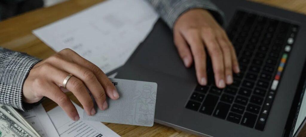 a_woman_using_laptop a_woman_using_laptop