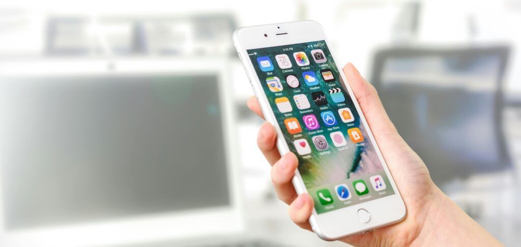 A_Woman_Holding_iPhone A_Woman_Holding_iPhone