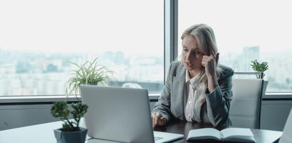 Woman_Have_a_Meeting_with_Team_Via_Online