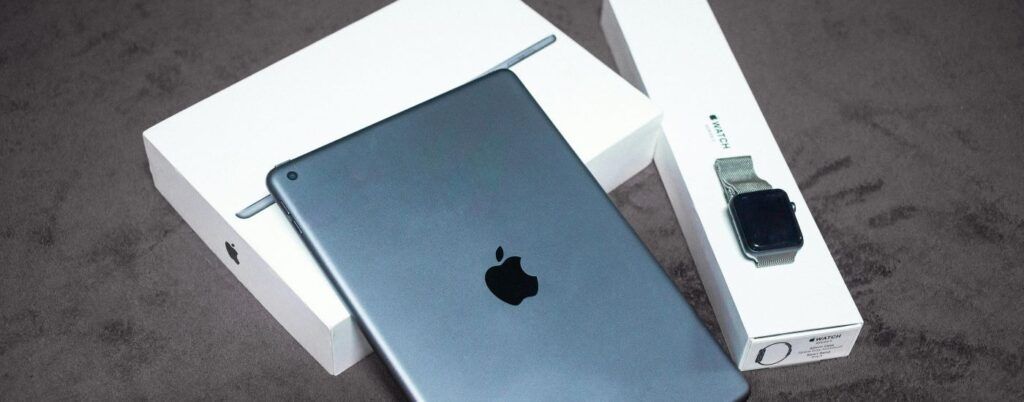 Apple_Products_on_The_Floor