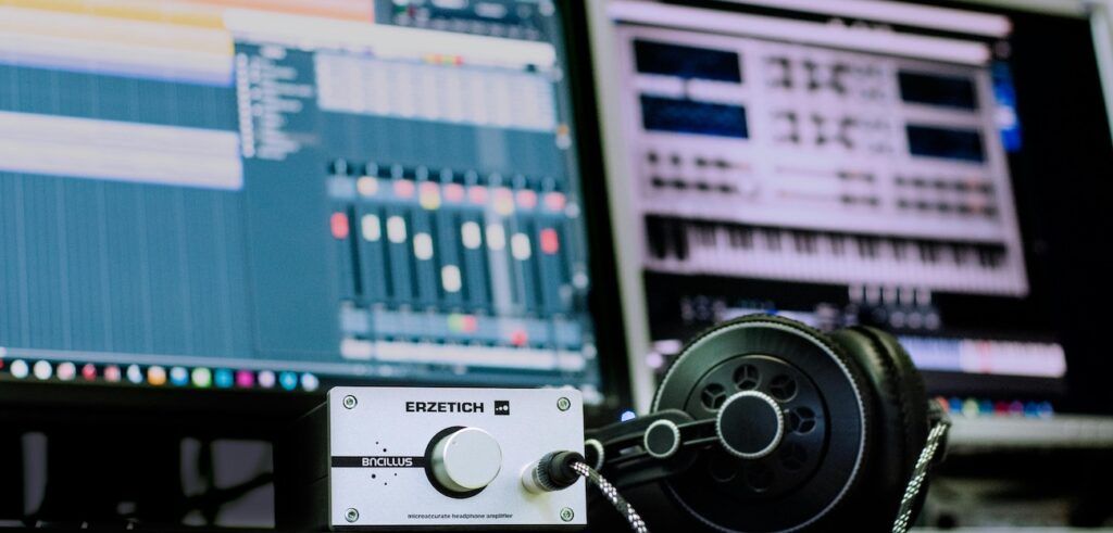 Photo_of_Headphone_and_Amplifier