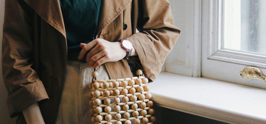 Woman_with_handbag_against_window