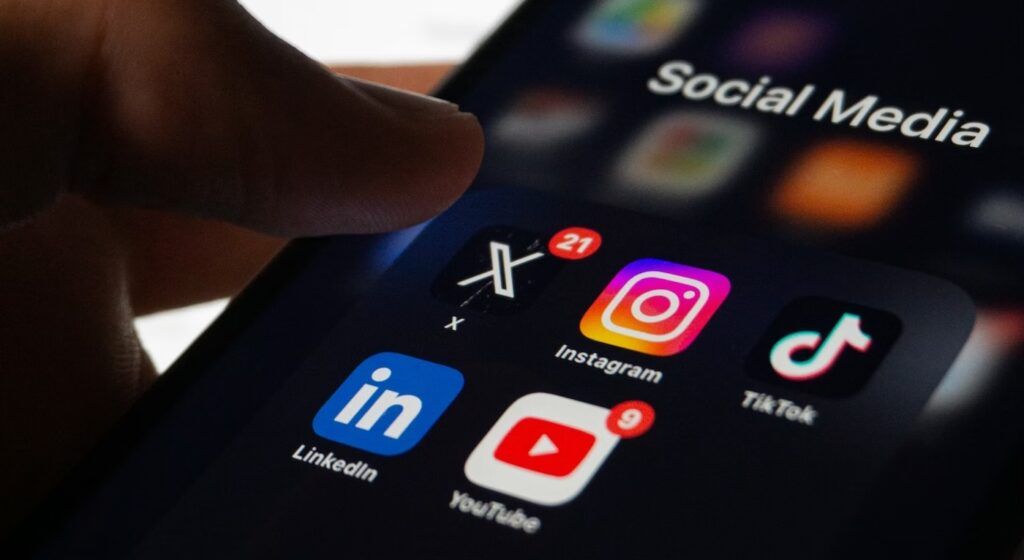 Social_Media_Apps_on_Smart_Phone