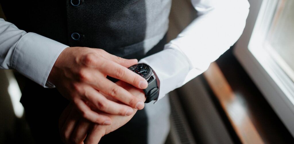 A_man_watching_wristwatch