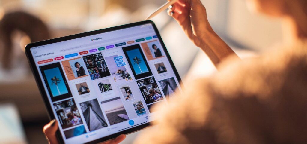 Woman_Holding_Tablet