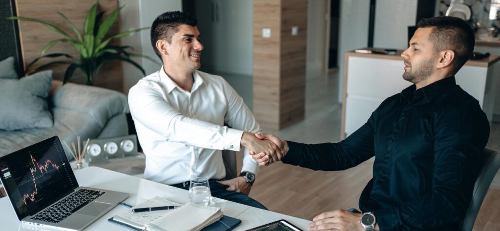 2_persons_make_business_agreement