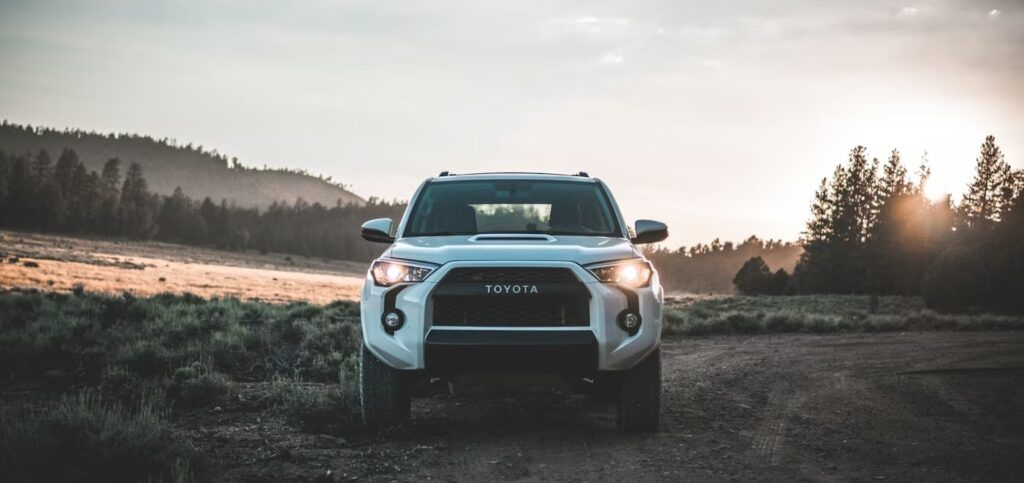 Toyota_Car_in_the_Moutains