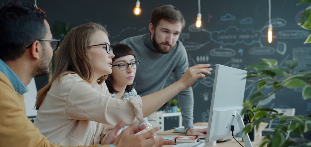 employee-meeting-about-leadership-in-office